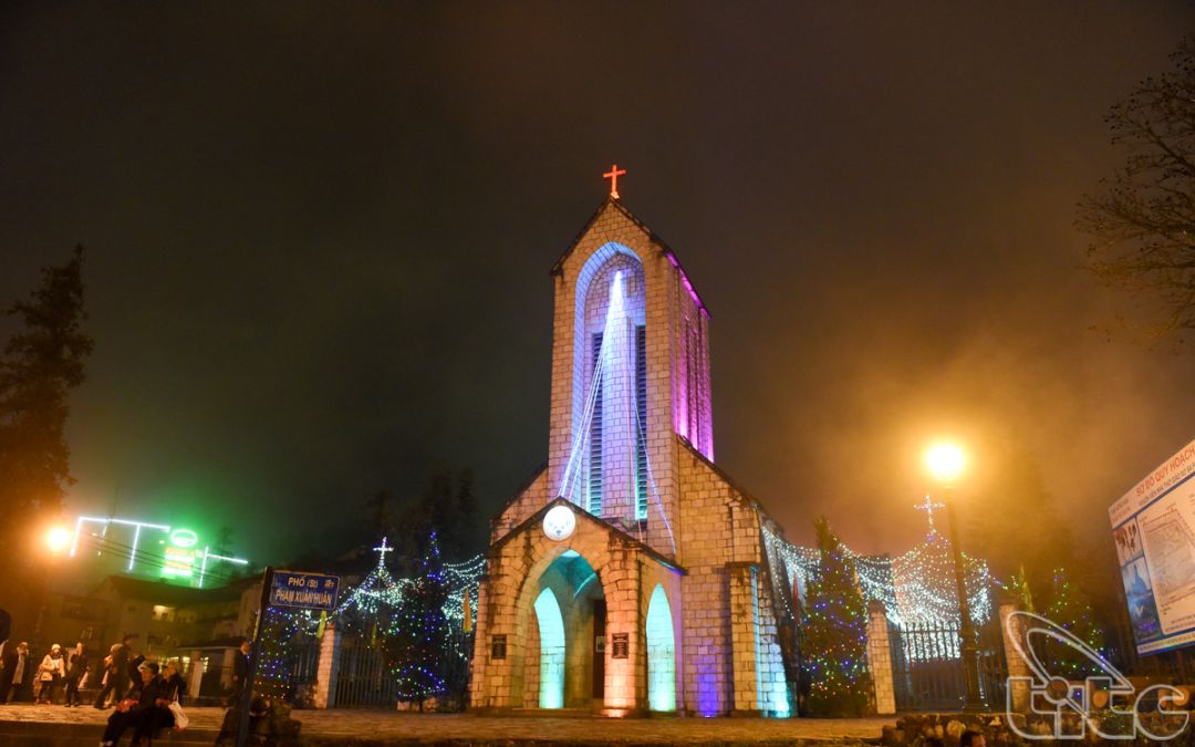 christmas-holiday-in-vietnam-5-sapa-stone-church